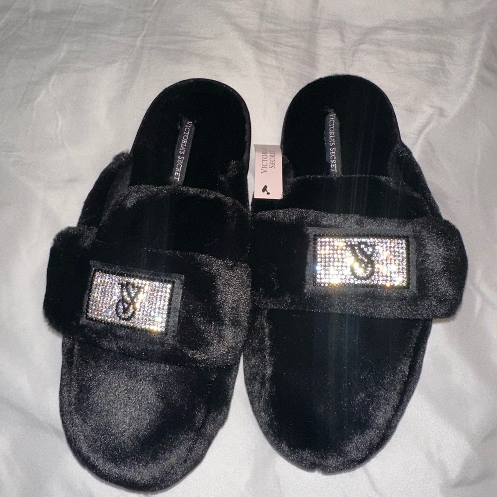 NWT vicious secret black fuzzy diamond shine strap slippers shoes size medium 🤍✨